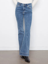Load image into Gallery viewer, Charlie b Flare Leg Jean
